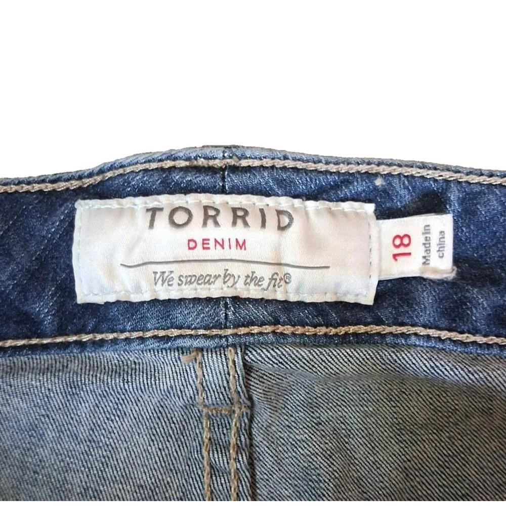 Torrid Mid Rise Skinny Capri Denim Jeans Medium Wash Stretch Distressed Crop 18